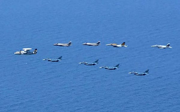 　日本海上空で米軍機と共同訓練する航空自衛隊のF2戦闘機（下4機）＝12日（航空自衛隊提供）