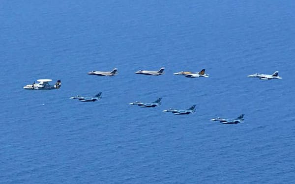 中国爆撃機3機が沖縄通過 空自機は緊急発進: 日本経済新聞