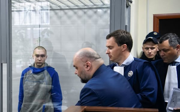 民間人殺害の罪に問われているロシア兵ワディム・シシマリン被告㊧＝ロイター
