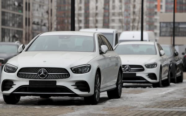 ドイツのメルセデス・ベンツなど高級車を中心に価格が高騰している（３月、サンクトペテルブルク）＝AP