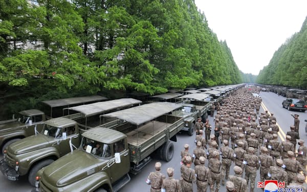 北朝鮮は住民への医薬品供給に軍医部隊を投入した＝朝鮮中央通信・ロイター