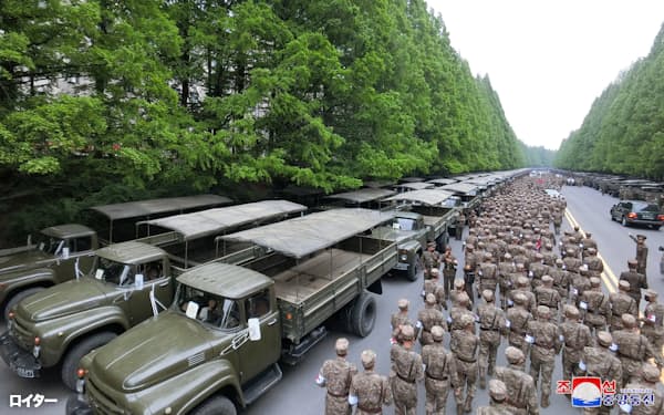 北朝鮮は住民への医薬品供給に軍医部隊を投入した=朝鮮中央通信・ロイター
