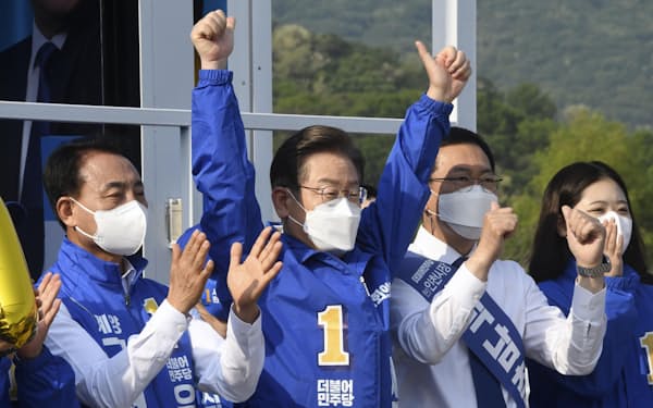 　19日、韓国・仁川で支持を訴える野党「共に民主党」の李在明前京畿道知事（左から2人目）（共同）