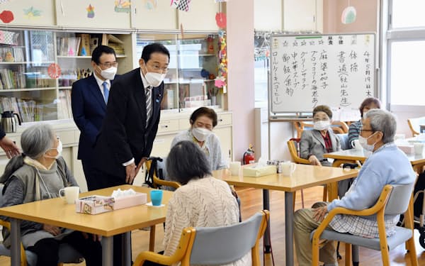 高齢者介護施設を訪れ、視察する岸田首相（左から3人目）＝共同
