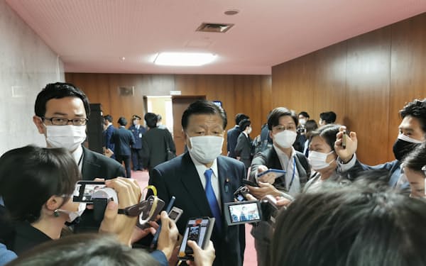 取材に答える新藤氏(19日、国会内)