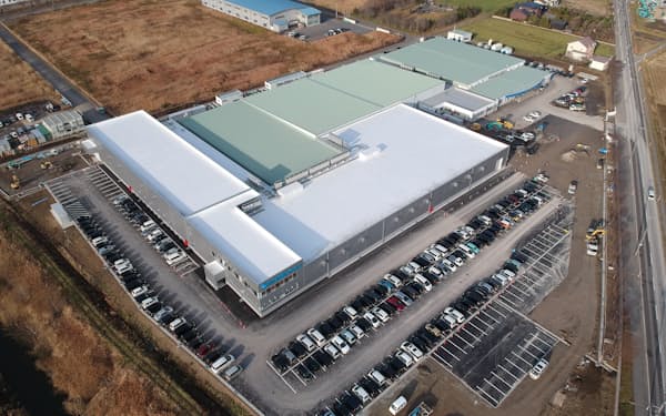 エノモトは津軽工場を1.8倍に拡張したばかり。隣接地に1.7メガワットの太陽光発電設備を新設する（青森県五所川原市）