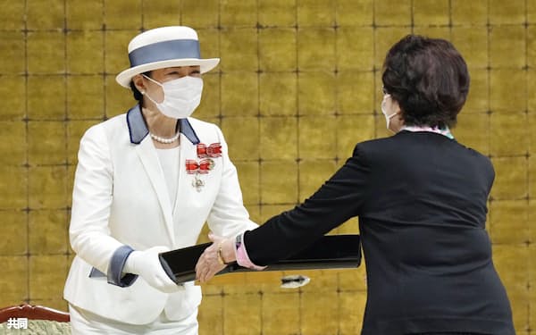 全国赤十字大会に出席された皇后さま(19日午前、東京都渋谷区)=共同
