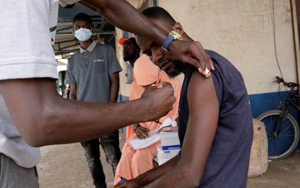 次の感染症の大流行に備える（アフリカ西部カンビアでのワクチン接種）＝ロイター