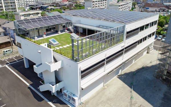 新本社ビルは約280枚の太陽光発電パネルなど創エネと、省エネの仕掛けが満載（大分市）