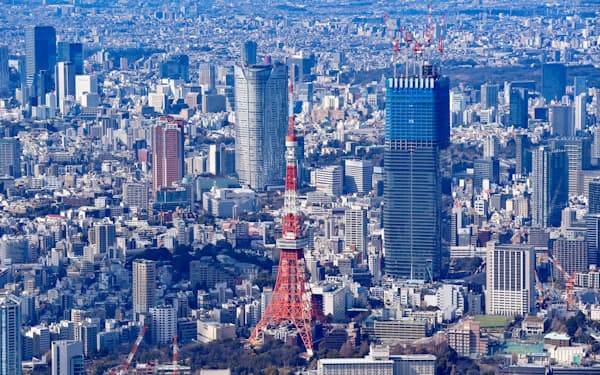 麻布台エリアに建設中の高層ビル（ 右）と東京タワー