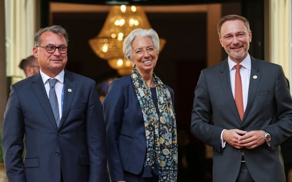 G7財務相・中央銀行総裁会議の出席者歓迎会で並んで写真に写る（左から）ナーゲル独連邦銀総裁、ラガルドECB総裁、リントナー独財務相19日、ボン）=ロイター