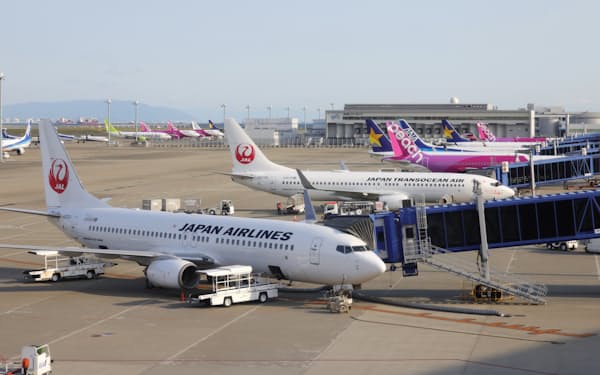 国内線の飛行機が駐機している中部国際空港のターミナル（愛知県常滑市）