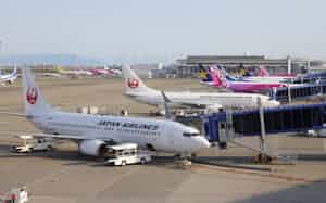 国内線の飛行機が駐機している中部国際空港のターミナル(愛知県常滑市)