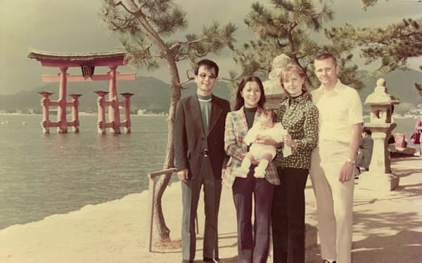 宮島で娘を抱く妻、米国からの友人夫妻と（筆者は左端）