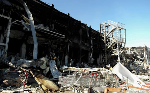 破壊されたウクライナ南部オデッサのショッピングセンター（10日）＝ロイター