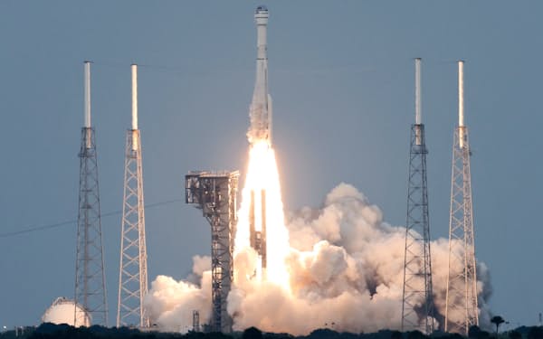 19日、米南部フロリダ州で大型ロケット「アトラスＶ」で打ち上げられた新型の宇宙船「スターライナー」＝ロイター