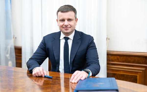 オンライン取材に応じたウクライナのマルチェンコ財務相（写真は同国財務省提供）