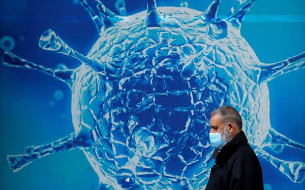英国の研究センターに描かれた新型コロナウイルスのイラスト＝ロイター