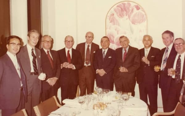 米セント・レジスのニューヨーク本社で、山崎社長（写真右から５番目、当時）と筆者（左端）
