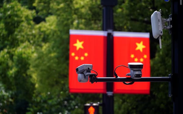 中国は監視カメラを通じて市民の行動監視を強めているとされる（上海市）＝ロイター