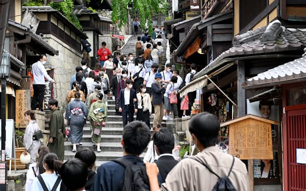 日本人観光客は回復しつつある(5月14日、京都市東山区)