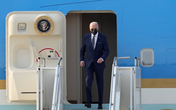 専用機「エアフォースワン」で韓国に到着したバイデン米大統領（20日、在韓米軍の烏山空軍基地）＝ロイター