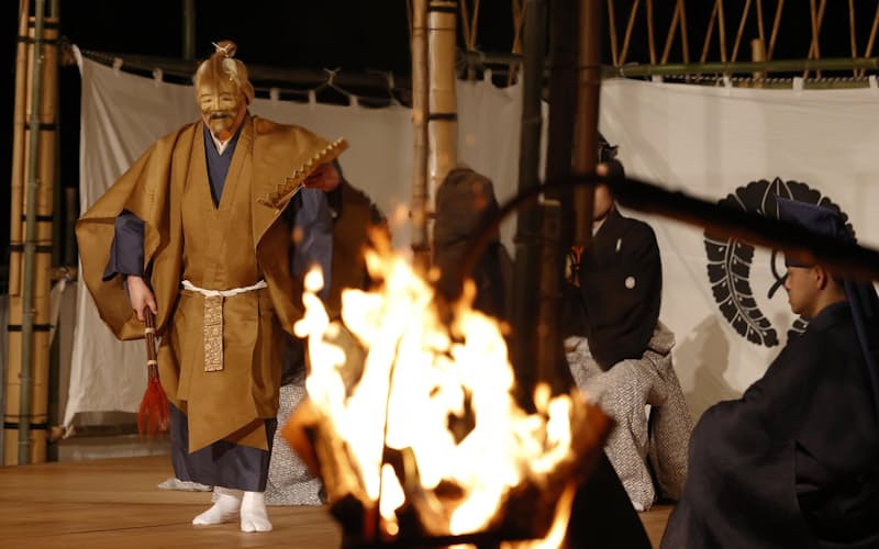 興福寺で行われた、古都奈良に初夏の訪れを告げる伝統行事「薪御能」（20日夜、奈良市）=共同
