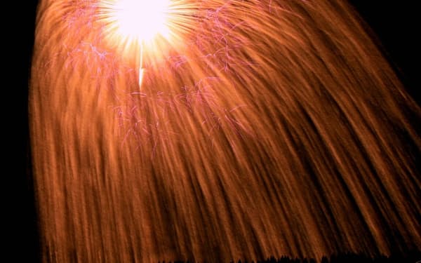 片貝まつり。世界一とされる四尺玉花火の打ち上げで全国的に有名だ（新潟県小千谷市片貝町）