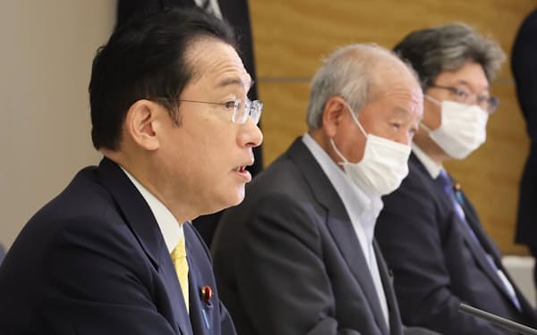 経済財政諮問会議で発言する岸田首相（16日、首相官邸）
