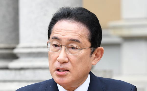 記者団の質問に答える岸田首相（21日、京都市）=代表撮影