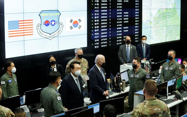 22日、烏山米空軍基地の地下にある司令室を訪れた米韓首脳（中央）＝ロイター