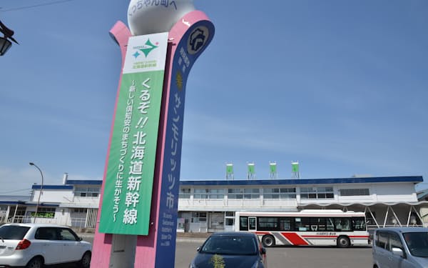 函館線の倶知安駅(11日、北海道倶知安町)