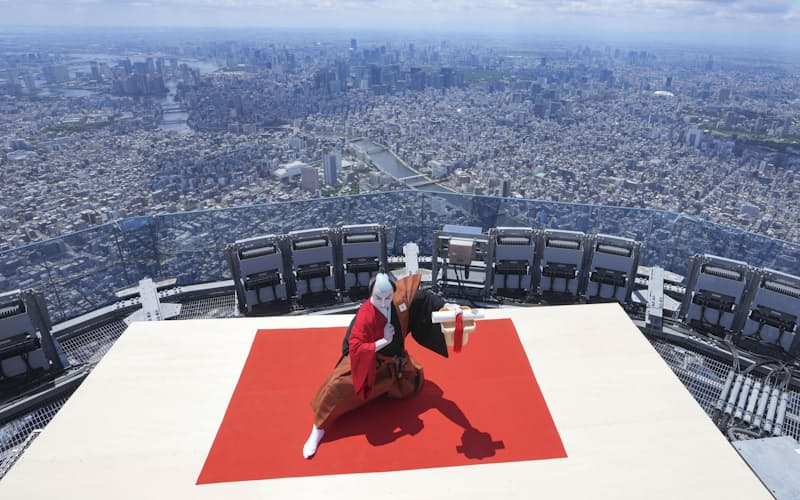 開業10周年を迎えた東京スカイツリーの地上634メートルの頂上部で、無病息災を願い「にらみ」を披露する歌舞伎俳優の市川海老蔵さん（22日、東京都墨田区）=共同