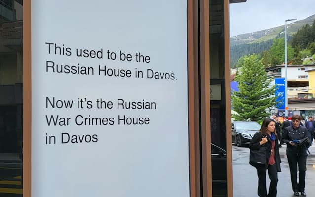 ウクライナ ロシアの 戦争犯罪 展示 ダボス会議で 日本経済新聞 ウクライナ ロシアの 戦争犯罪 展示 ダボス会議で 日本経済新聞