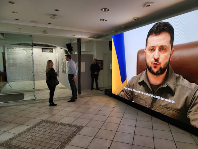 ウクライナ ロシアの 戦争犯罪 展示 ダボス会議で 日本経済新聞 ウクライナ ロシアの 戦争犯罪 展示 ダボス会議で 日本経済新聞