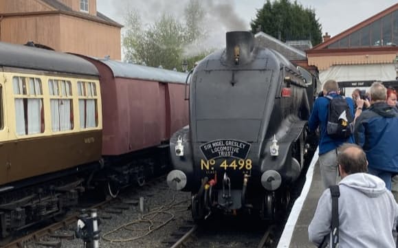 英国が誇る蒸気機関車「Ａ４（サー・ナイジェル・グレズリー号）」を一目見ようと多くの人が詰めかけた
