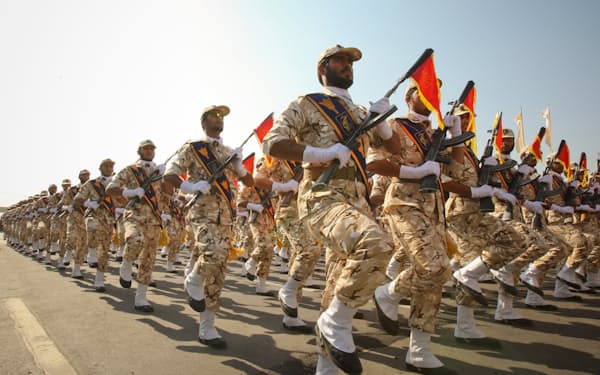 イランの精鋭部隊「革命防衛隊」（2011年9月、テヘラン）＝ロイター