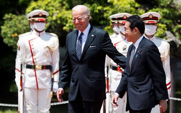 岸田首相とともに歓迎行事に出席したバイデン米大統領㊧（23日午前、東京・元赤坂の迎賓館）＝ロイター