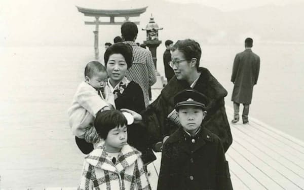 祖母（後列右）の生き方に影響を受けた（高本氏は前列右。1964年１月  、広島県宮島で母や妹、弟と）