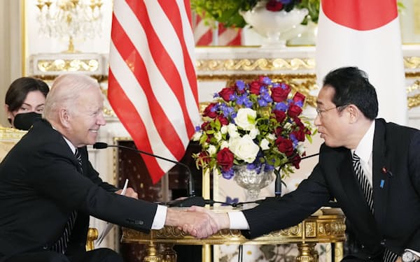 首脳会談で握手する岸田首相とバイデン米大統領（23日午前、東京・元赤坂の迎賓館）＝代表撮影