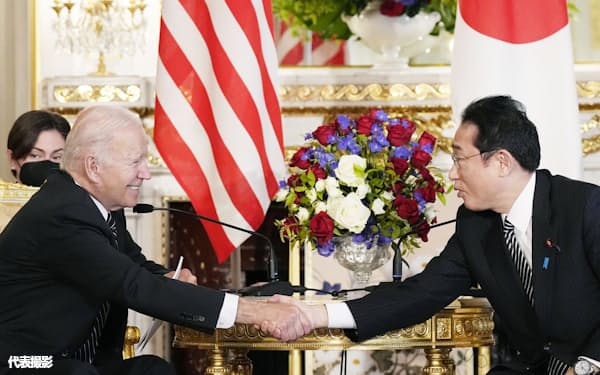 首脳会談で握手する岸田首相とバイデン米大統領(23日午前、東京・元赤坂の迎賓館)=代表撮影