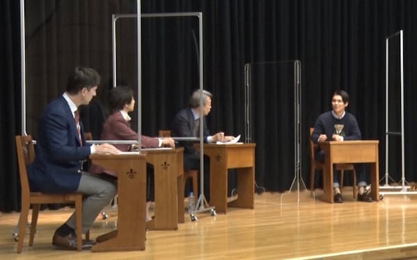 チーム池上の講師陣（左からパックン、増田さん、池上さん）は学生たちと生き方、働き方をテーマに対話した（2021年11月、立教大池袋キャンパス）