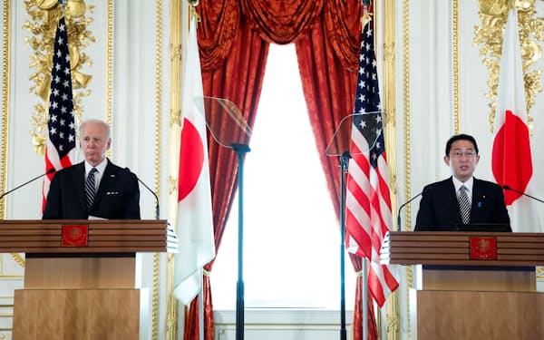共同記者会見する岸田首相とバイデン米大統領（23日午後、東京・元赤坂の迎賓館）＝ロイタ ー