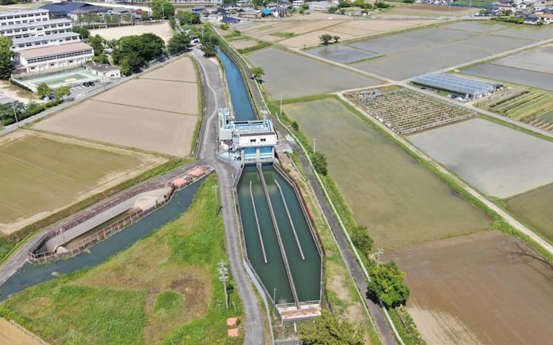 水田沿いを流れる明治用水(中央)=23日、愛知県豊田市