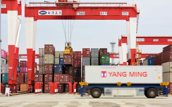 An automated guided vehicle (AGV) transports a container at the Yangshan Deep Water Port amid the coronavirus disease (COVID-19) outbreak in Shanghai, China April 27, 2022. Picture taken April 27, 2022. cnsphoto via REUTERS   ATTENTION EDITORS - THIS IMAGE WAS PROVIDED BY A THIRD PARTY. CHINA OUT.