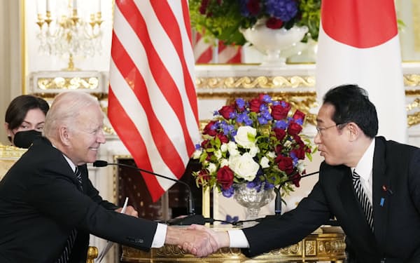 　首脳会談で握手する岸田首相（右）とバイデン米大統領＝23日午前、東京・元赤坂の迎賓館
