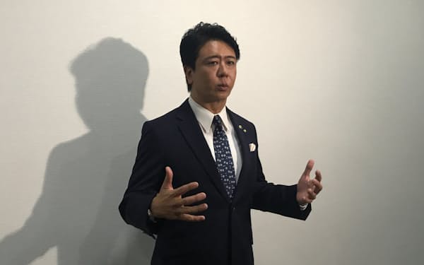 岸田首相のG7サミット広島開催表明を受け、取材に答える福岡市の高島市長(23日、市役所)
