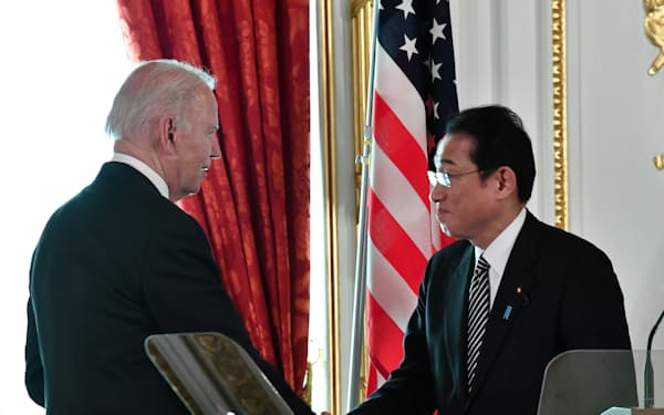 共同記者会見を終え、握手する岸田首相とバイデン米大統領（23日午後、東京・元赤坂の迎賓館）＝代表撮影