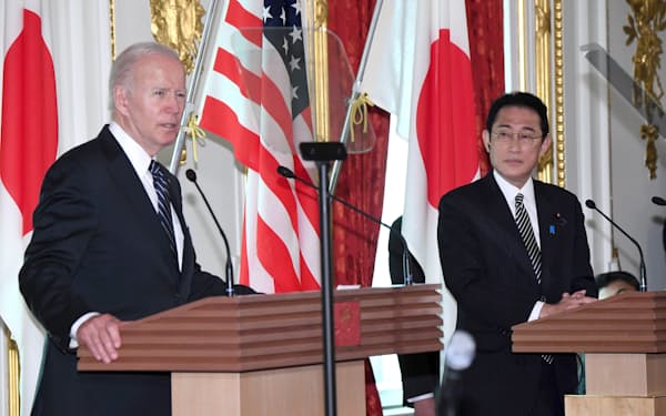 共同記者会見するバイデン米大統領（左）と岸田文雄首相（23日午後、東京・元赤坂の迎賓館）＝代表撮影