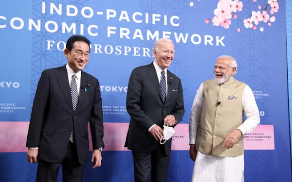 インド太平洋経済枠組み（IPEF）の発足会合の冒頭、記念撮影に臨む（左から）岸田文雄首相、バイデン米大統領、インドのモディ首相（23日、東京都港区）=代表撮影